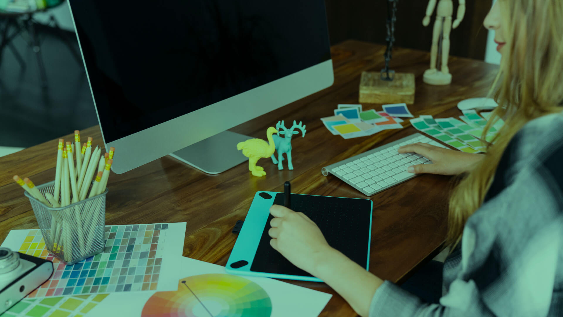 スタッフがデスクで作業をしている様子