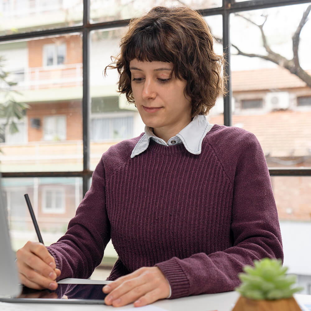 女性スタッフの顔写真