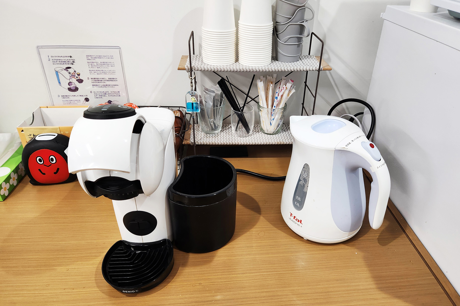 プリンターと同じ棚の上にドルチェゲストや瞬間湯沸かし器もあります