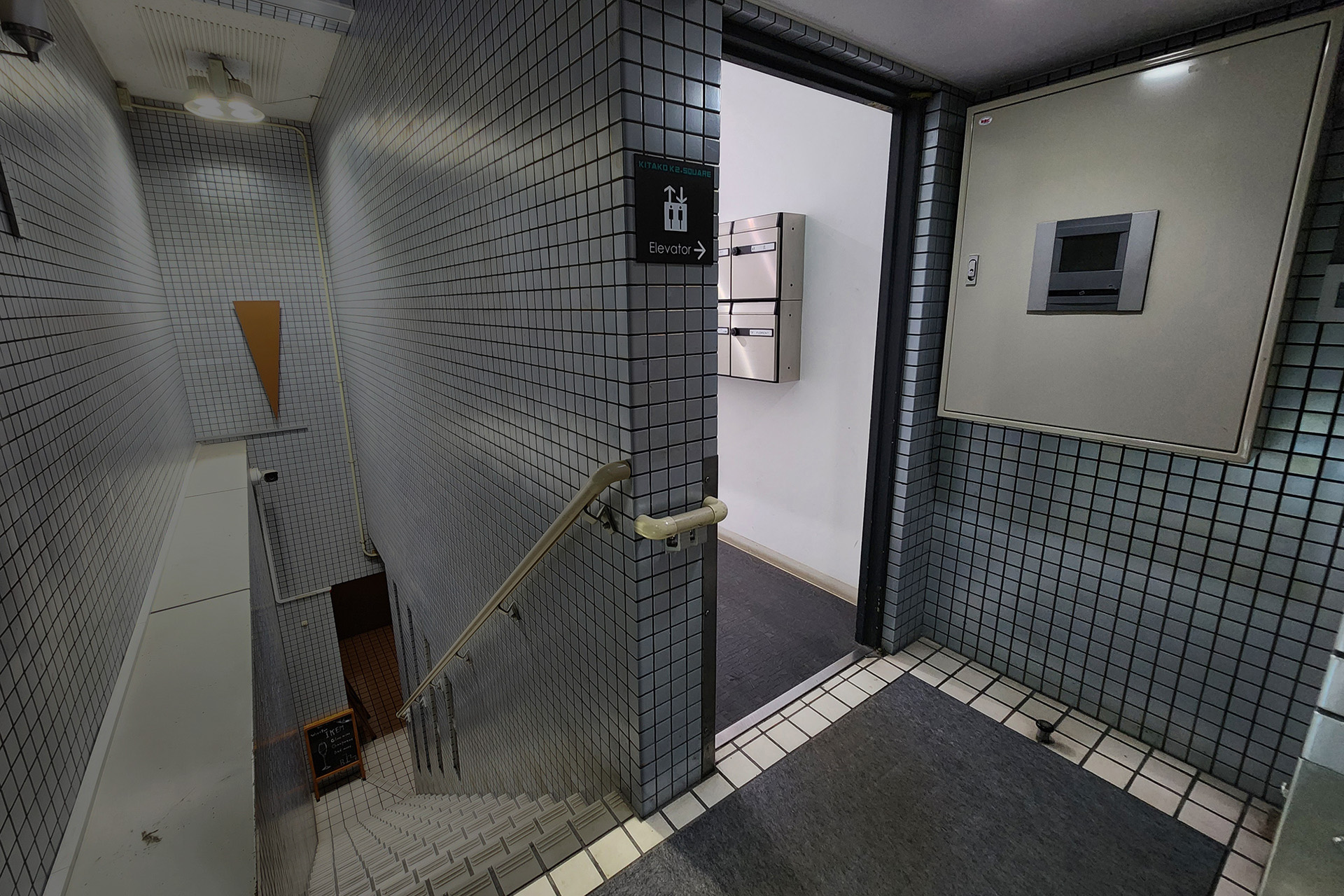 向かって左手に下の階へと伸びる階段、右手に通路があります