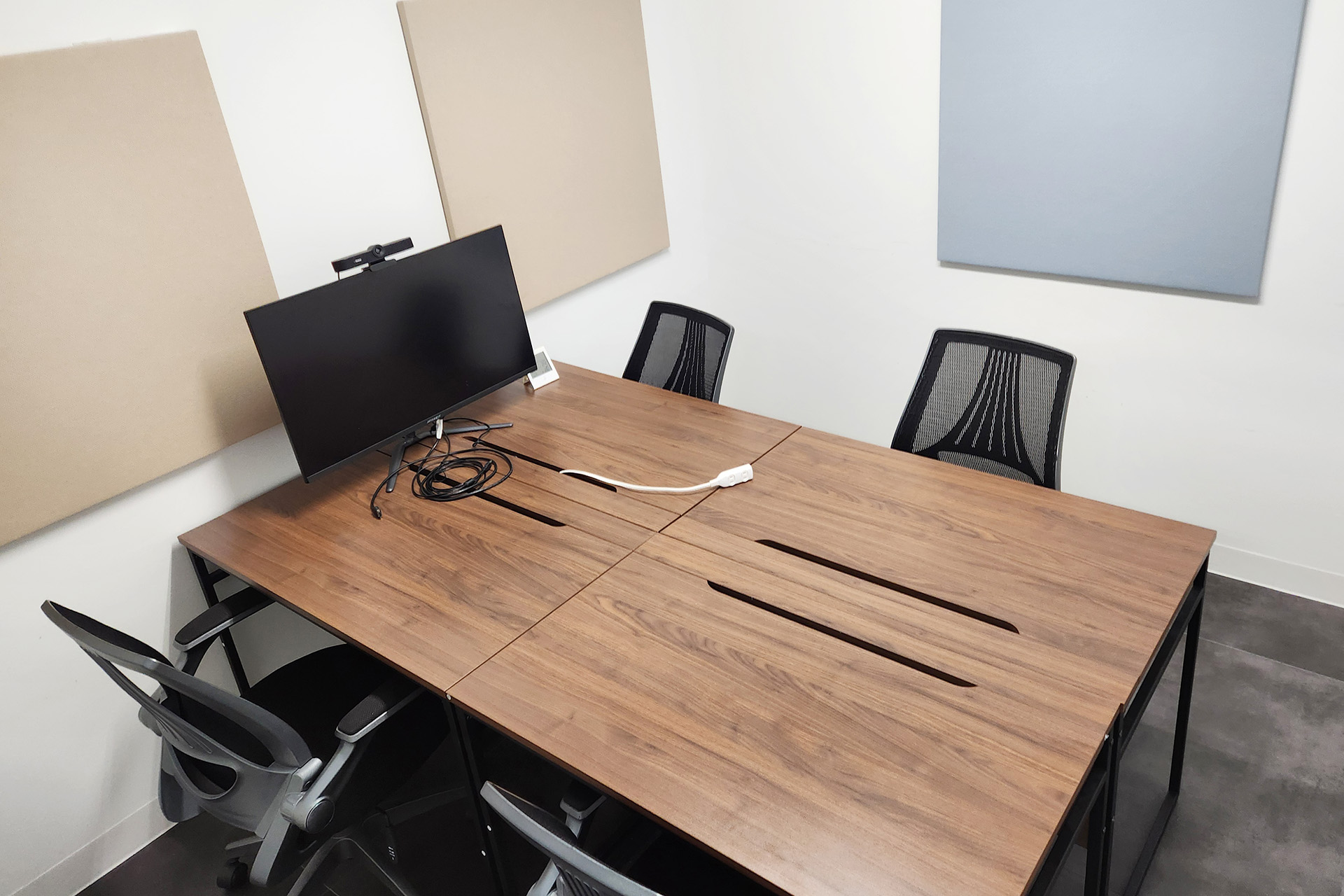 スポット会議室には机と椅子が4セットあります