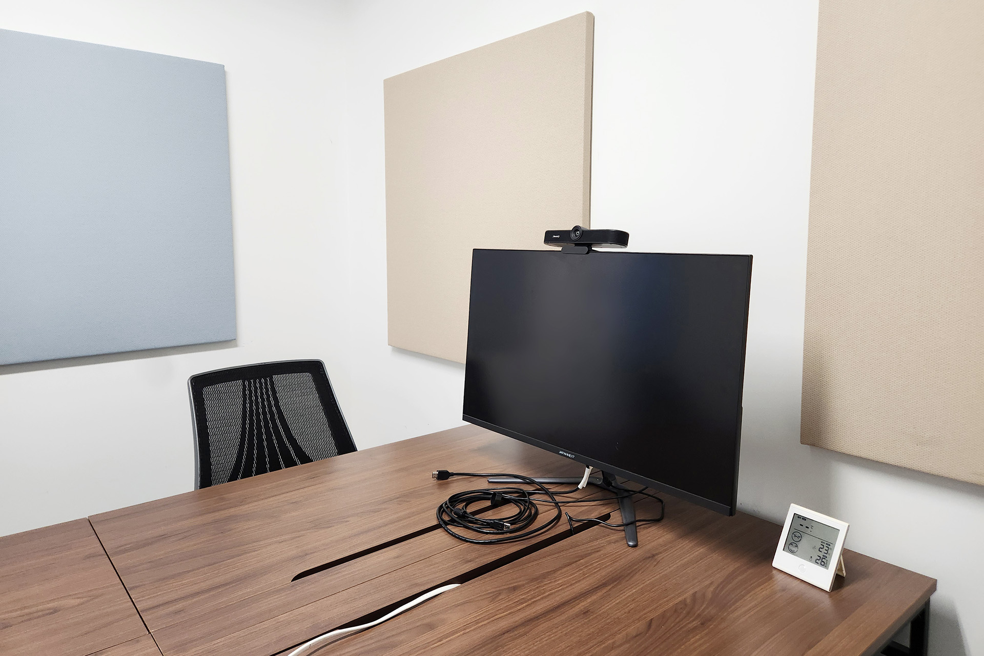 机の上にはモニターが1台あり、モニターにはWebカメラが搭載されています