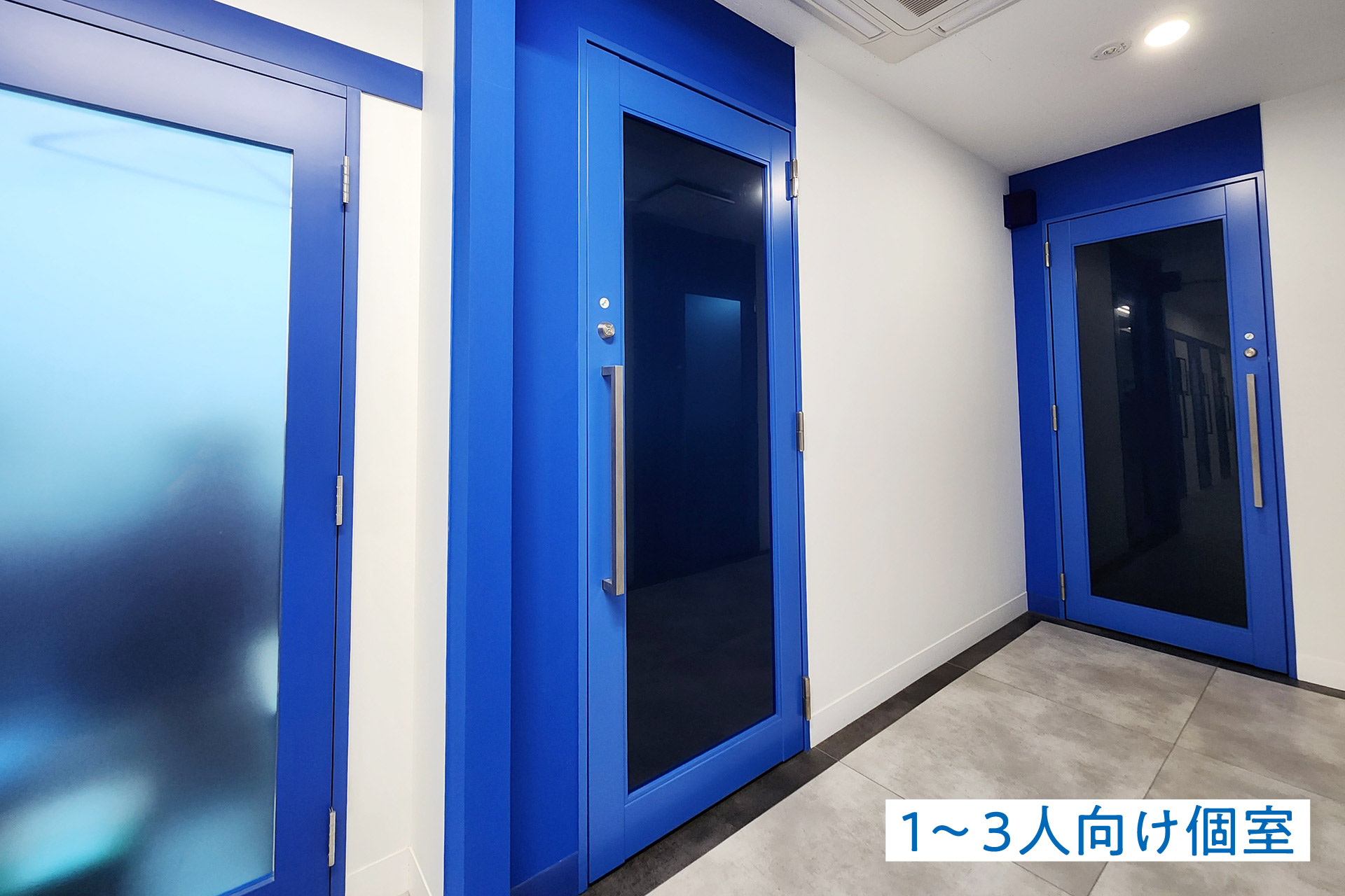 マンスリー個室（1～3人向け個室）を廊下から見た様子