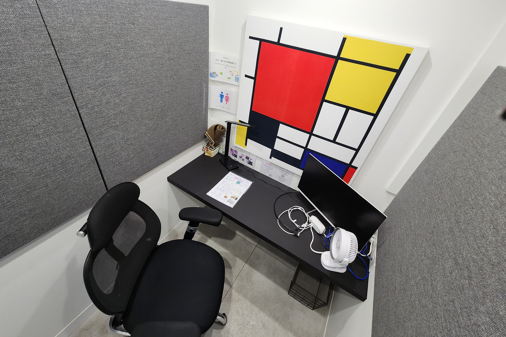 スポット個室には机と椅子が1セットあります