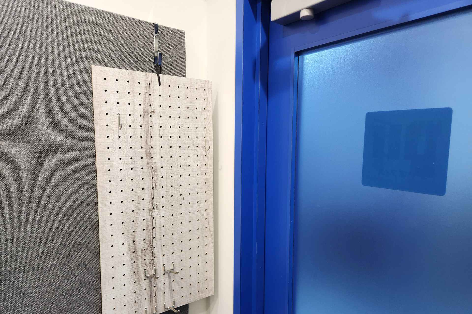 スポット個室の壁には洋服かけフックがあります