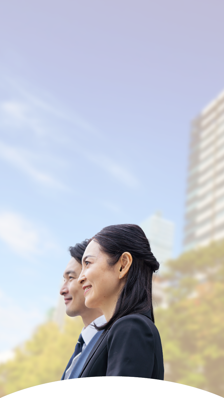 隣り合い、空を見上げる男女のビジネスマンの画像
